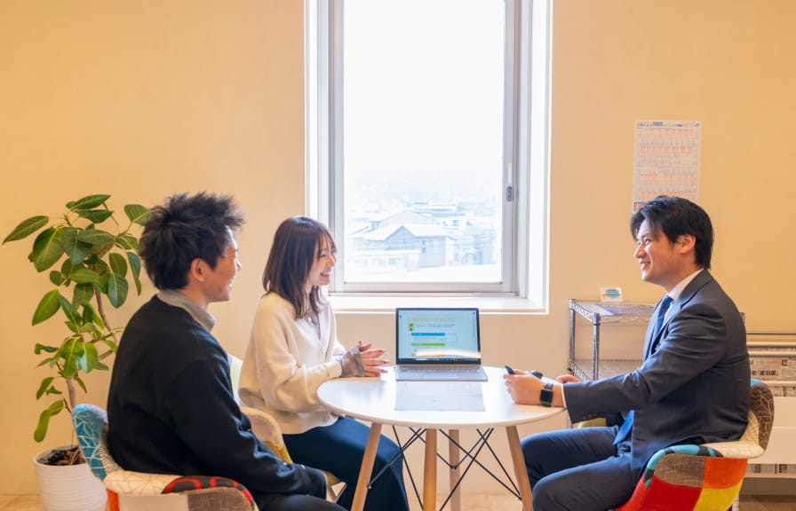 プロスパー住宅相談カウンター相談している夫婦